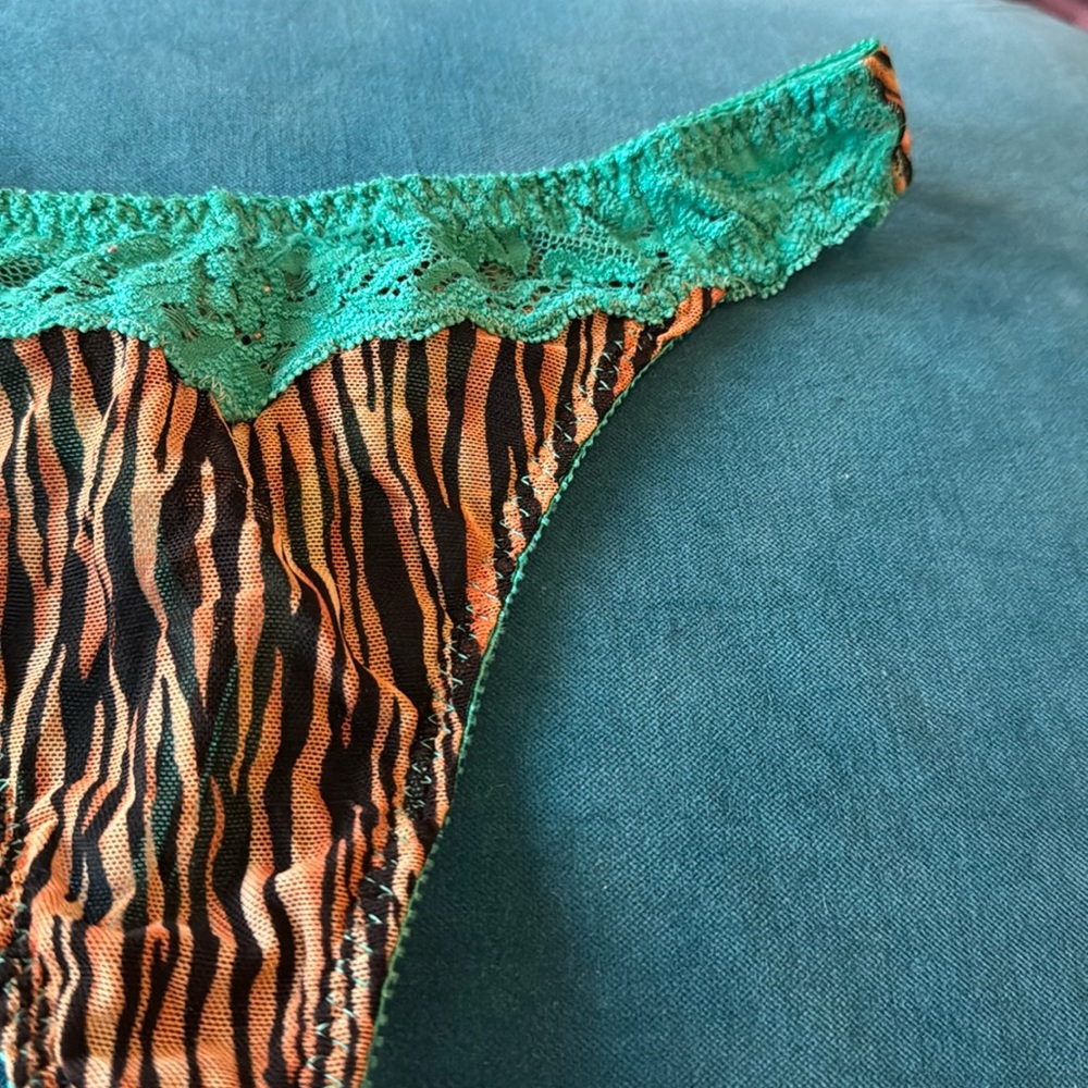 VS Thong Panties 🐅 - Picture 4 of 10